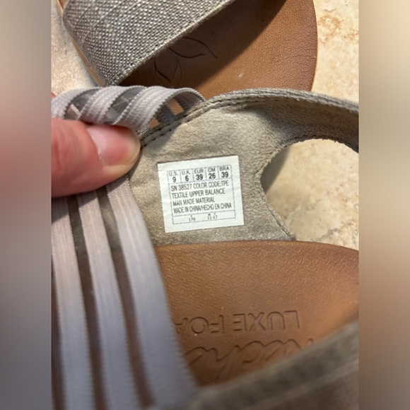 Sketchers luxe foam sandals - Picture 2 of 8